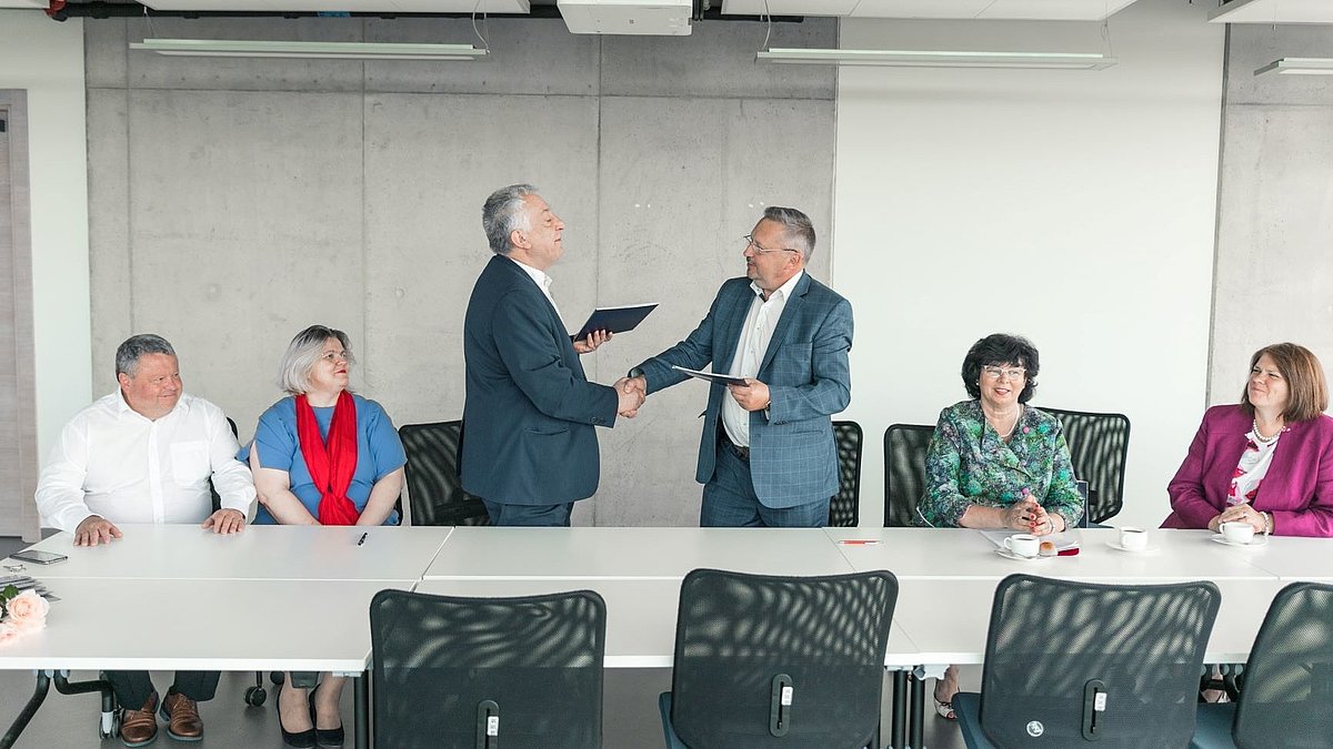 LU prorektors profesors Valdis Segliņš paraksta sadarbības līgumu ar LU Rīgas Medicīnas koledžu. Foto: Toms Grīnbergs, Latvijas Universitāte.