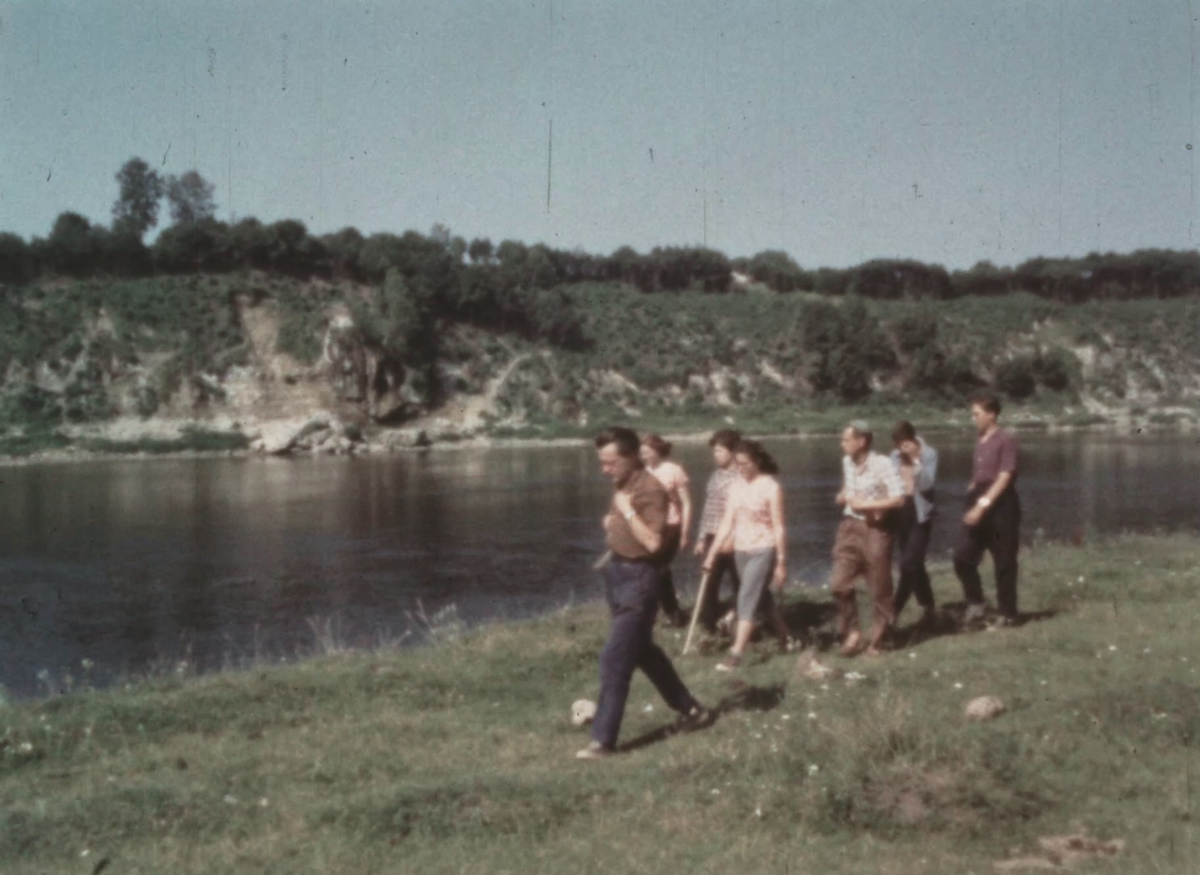 4. attēls. Daugavas krastā iepretim Staburagam kopā ar Jauno ģeologu pulciņa dalībniekiem ap 1964. gadu. Redzams, ka teritorijā ap Staburagu koki jau izcirsti. Kadrs no dokumentālās filmas: no LVKFFDA 4. attēls. Daugavas krastā iepretim Staburagam kopā ar Jauno ģeologu pulciņa dalībniekiem ap 1964. gadu. Redzams, ka teritorijā ap Staburagu koki jau izcirsti. Kadrs no dokumentālās filmas: no LVKFFDA