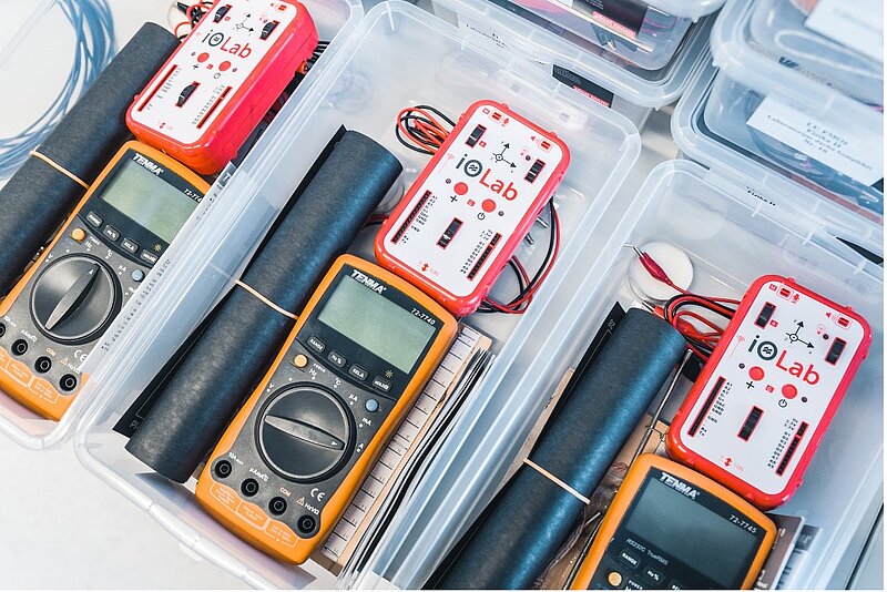 With the support of patrons, UL Physics, Mathematics and Optometrics faculty offers new equipment for laboratory work remotely in physics practice