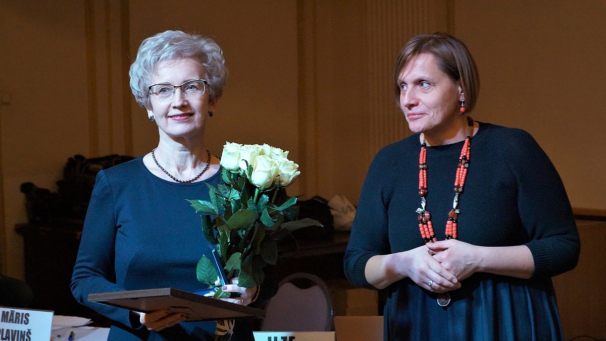 Prof. I.Rumba-Rozenfelde saņēmusi LĀB otrās pakāpes goda zīmi "Tempus Hominis". Foto: Patrīcija Vugule, Latvijas Ārstu biedrība.