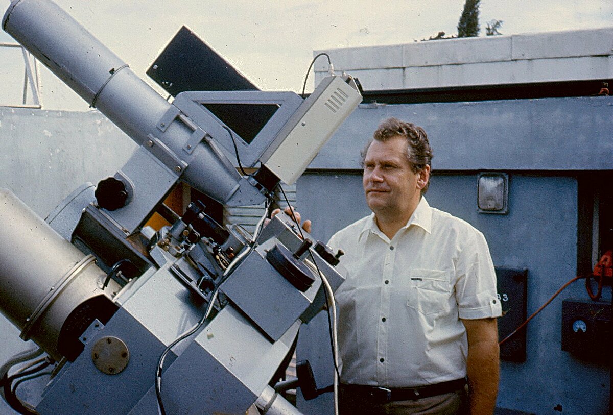 K.Lapuska pie sava izstrādātā un Cavalry observatorijā Indijā uzstādītā lāzera tālmēra LD-1 (Intercosmos). Foto no Latvijas Universitātes Astronomijas institūta arhīva