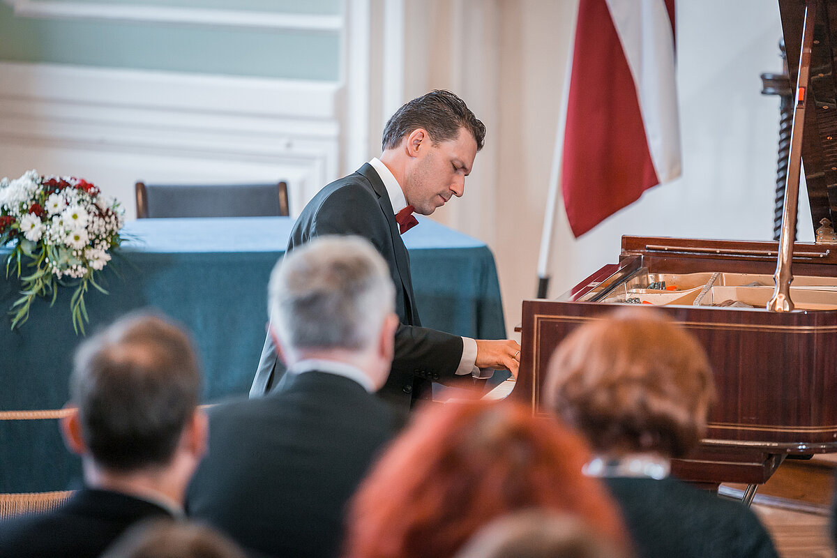 Pianists Reinis Zariņš
