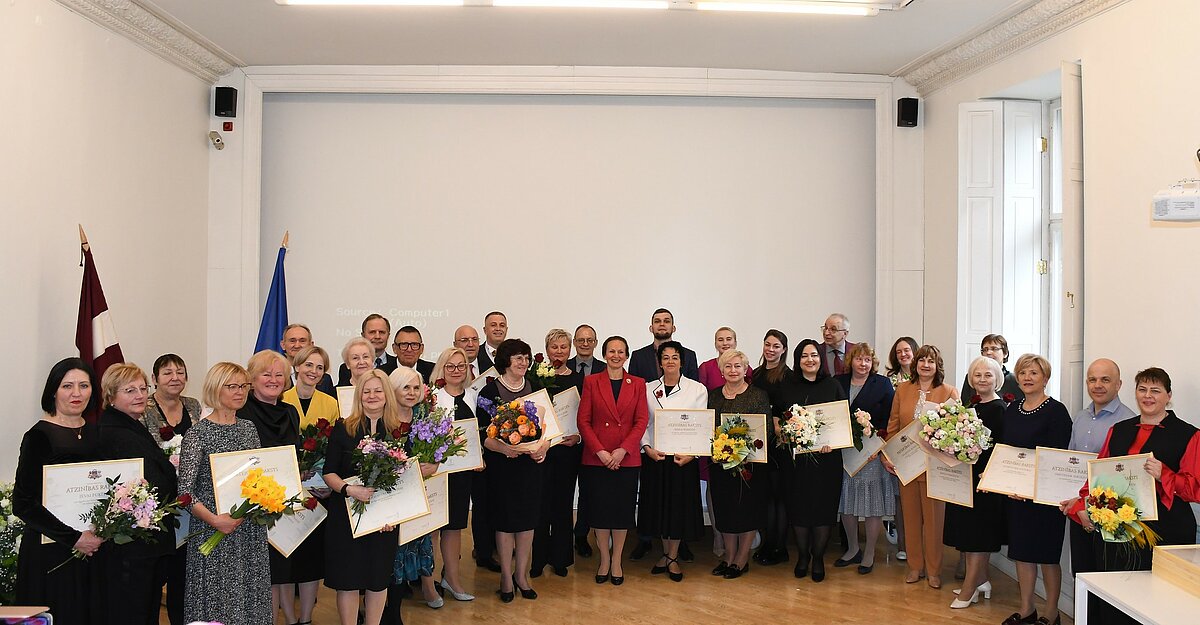 Veselības nozares profesionāļiem pasniedz Atzinības un Pateicības rakstus. Foto: Veselības ministrija.