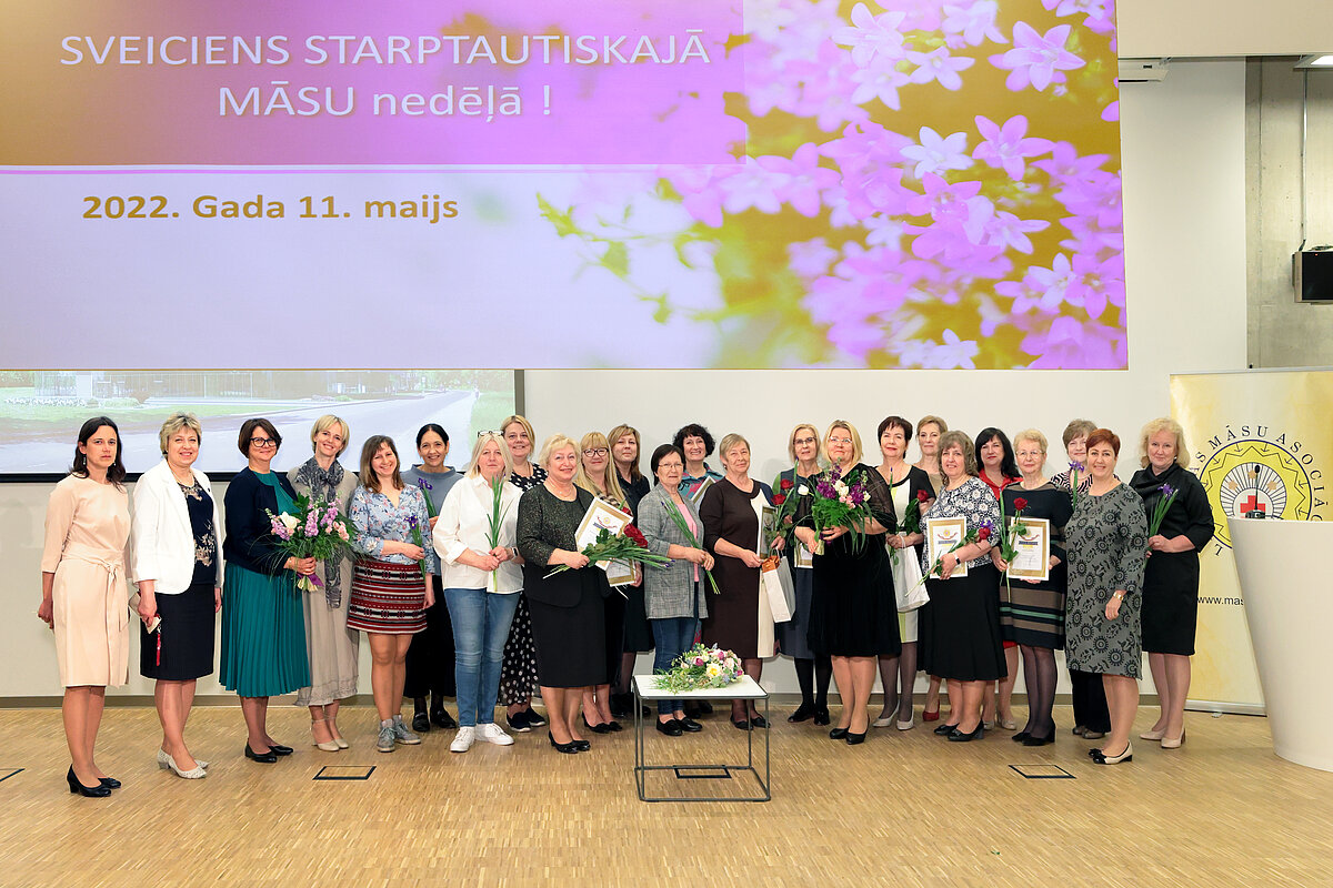 Jaunieceltie Latvijas Māsu asociācijas goda biedri un pasākuma organizatori. Foto: Jānis Brencis.
