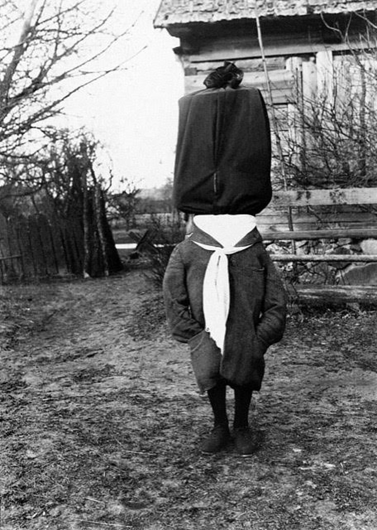 Bīlda: Käkānikā – “vakā”. Irē. 1928. Foto: Ferdinand Linnus. Ēstimō rovmuzej kolektsij (ERM Fk 475:32)./Attēls: Ķekatnieks – “siets”. Mazirbe. 1928. Foto: Ferdinands Linnuss. Igaunijas Nacionālā muzeja kolekcija (ERM Fk 475:32).
