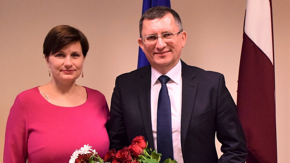 Atzinības rakstu saņem asociētais profesors Alvils Krams. Foto no Veselības ministrijas arhīva.