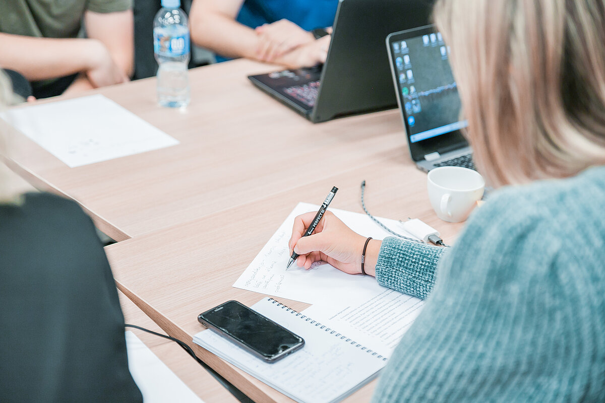 © Foto: Toms Grīnbergs, Latvijas Universitātes Komunikācijas departaments Studente pieraksta lekciju