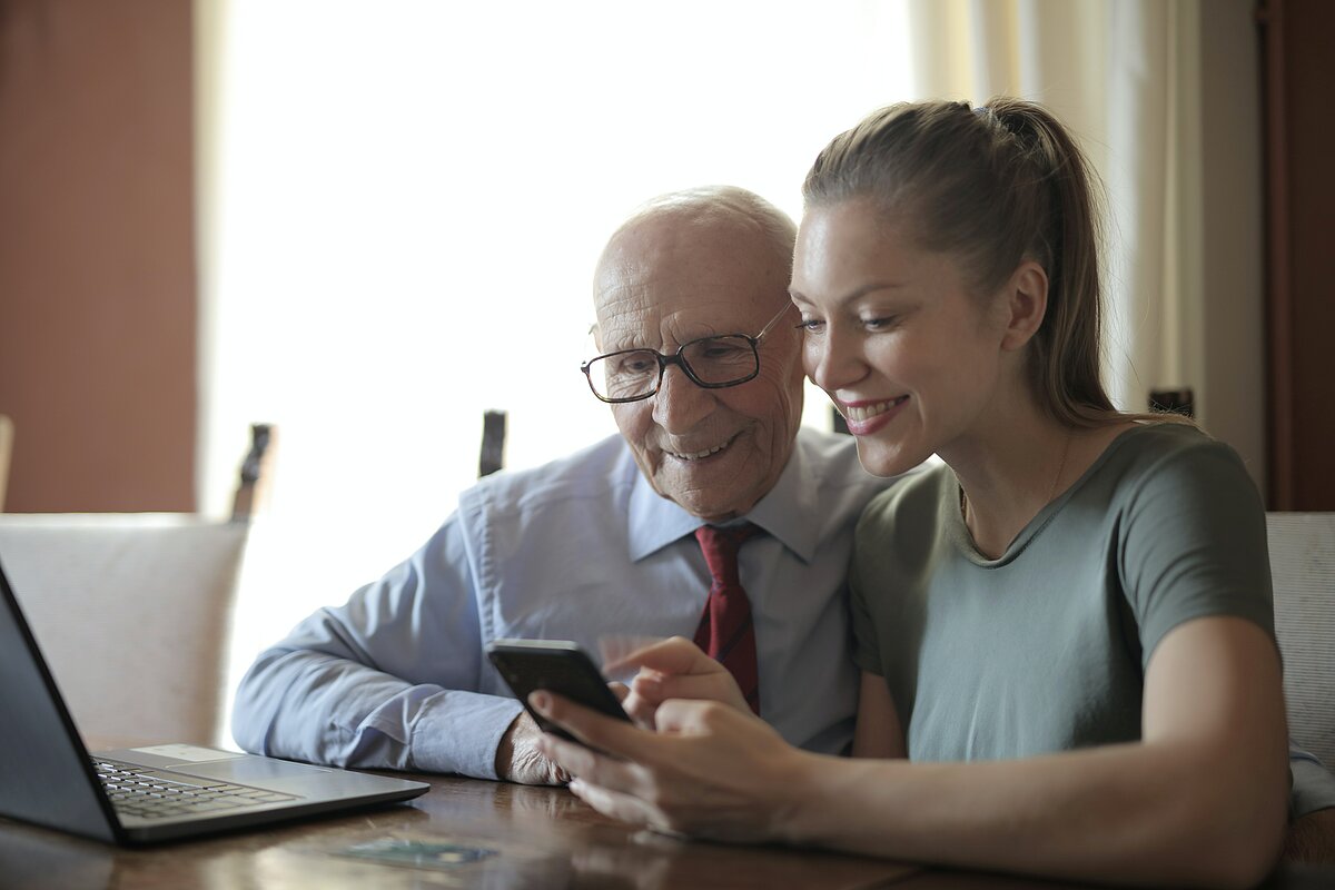 Foto: Pexels Studente rāda senioram darbu ar viedtelefonu un datoru