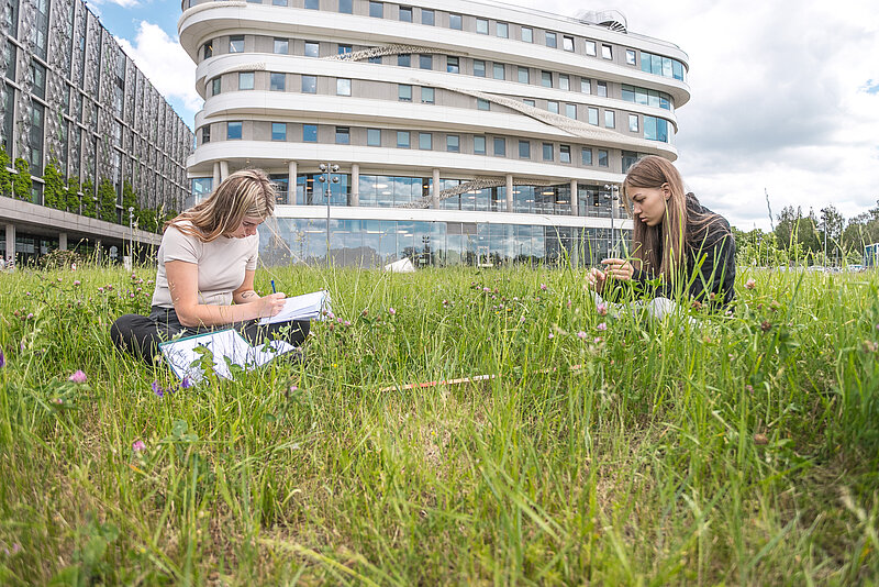 Pie Latvijas Universitātes arī turpmāk plīvos Ekoaugstskolas Zaļais karogs