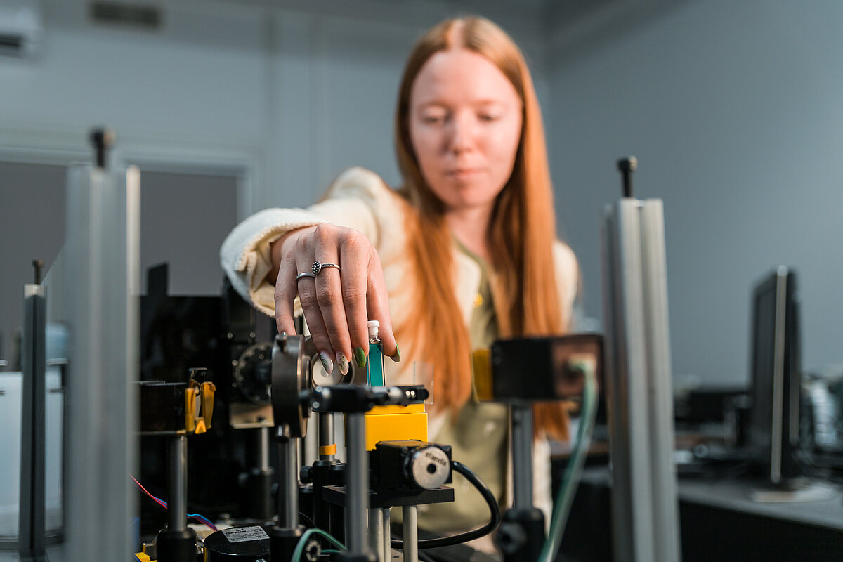 Latvijas Universitātes doktorante, LU Cietvielu fizikas institūta (CFI) zinātniskā asistente Anete Sapne CFI laboratorijā. Foto: © Toms Grīnbergs, 2025.