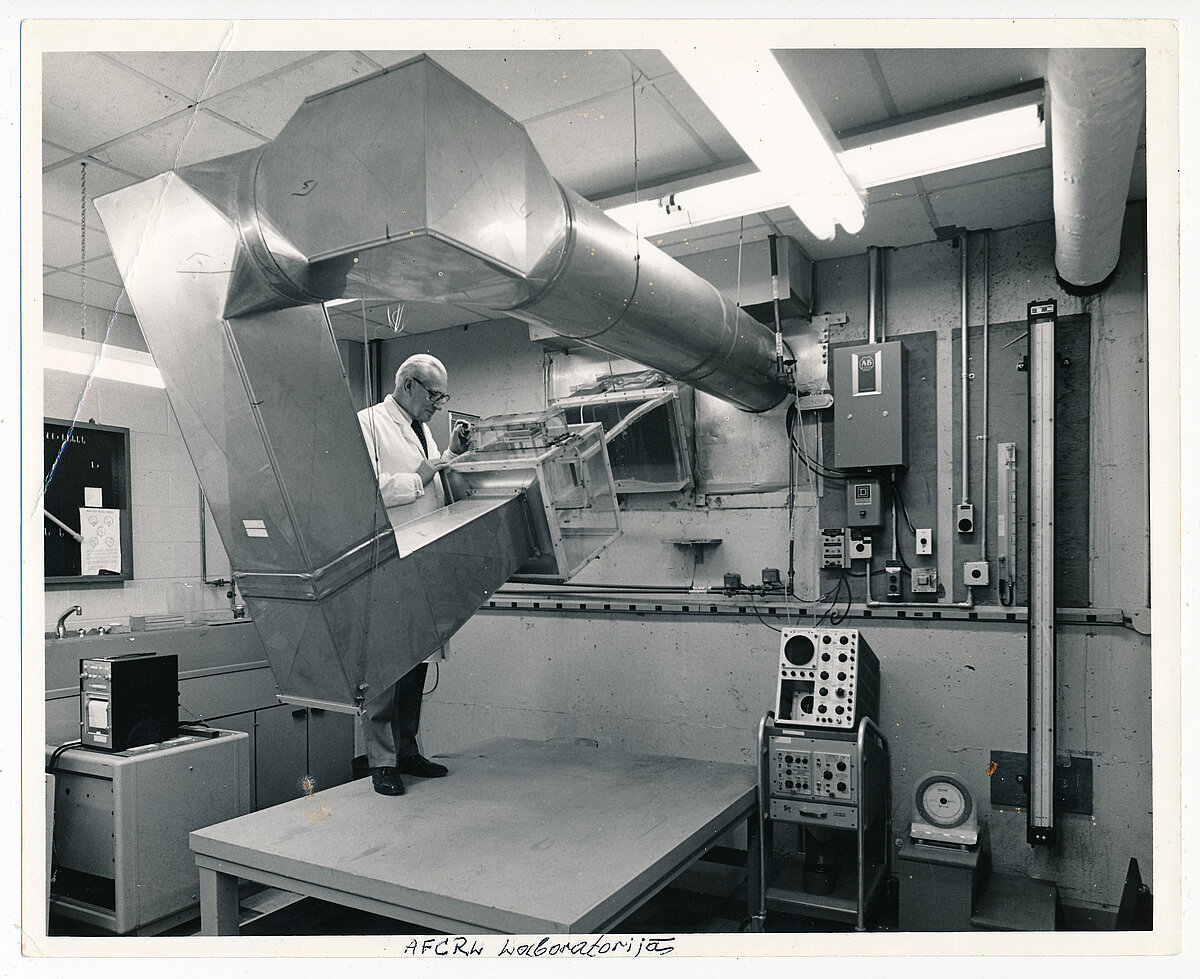 Konstantīns Počs laboratorijā ASV, 20. gadsimta 70. gadi. Foto: Latgales Kultūrvēstures muzeja krājums. Konstantīns Počs laboratorijā ASV