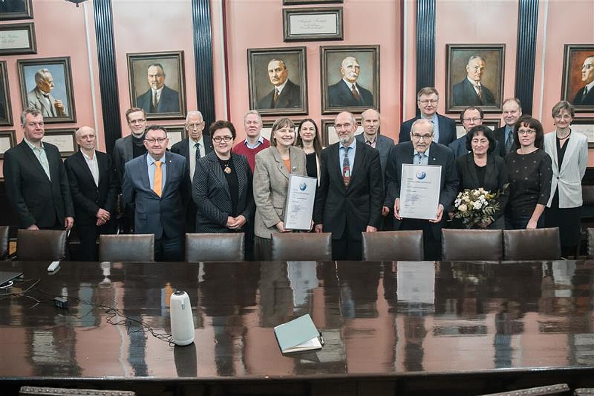 LU saņem Eiropas Informātikas kvalitātes novērtēšanas aģentūras (EQANIE) Euro-Inf Kvalitātes sertifikātu
Foto: Toms Grīnbergs LU pārstāvji Senāta zālē