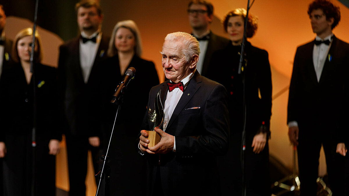 Balvu par mūža ieguldījumu medicīnā saņem Uldis Vikmanis. Foto: Toms Norde.