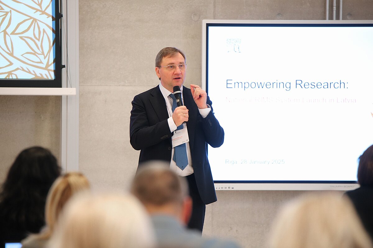 LU rektors profesors GUndars Bērziņš uzrunā nacionālās pētniecības informācijas pārvaldības sistēmas “Pure” atklāšanas pasākuma dalībniekus.
Foto: Toms Grīnbergs, LU Lu rektors Gundars Bērziņš saka uzrunu pasākumā