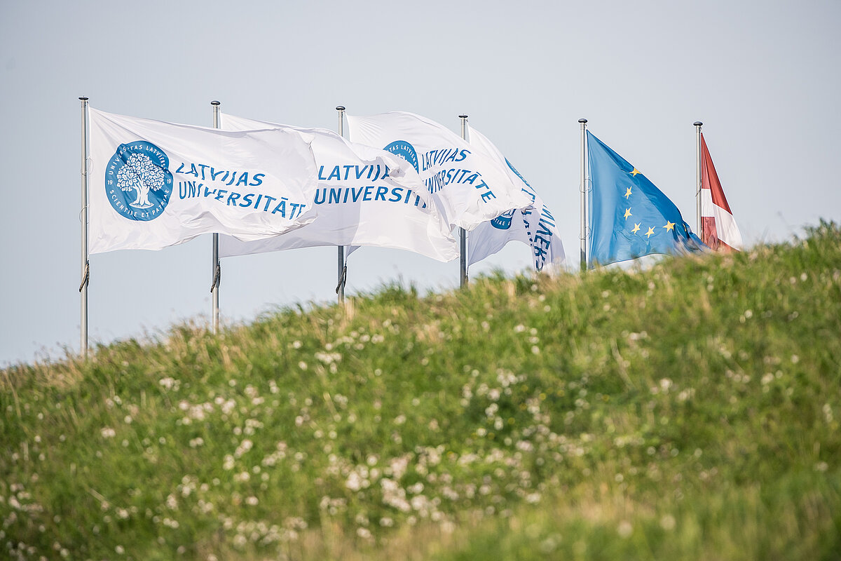 © Foto: Toms Grīnbergs, Latvijas Universitātes Komunikācijas departaments Karogi pie Dabas mājas.