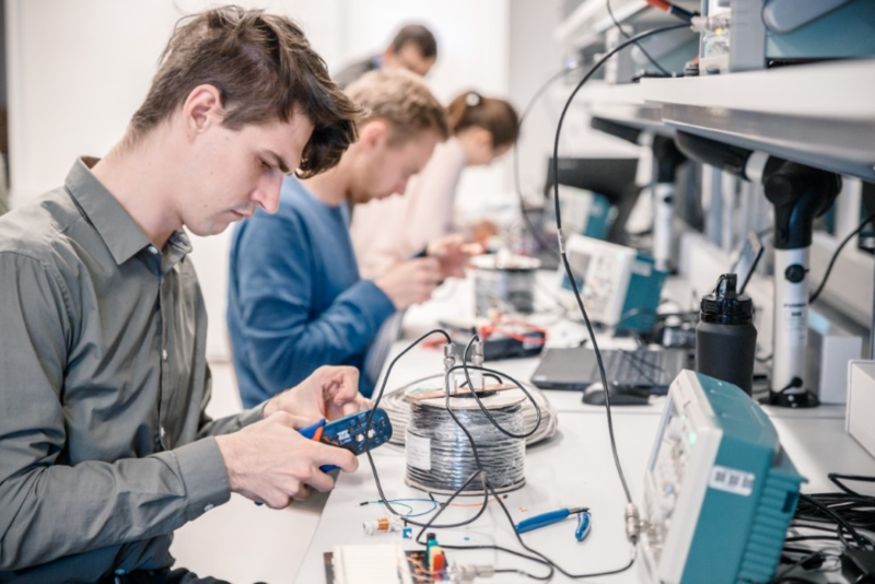 With the help of the University of Latvia Foundation and Mikrotīkls, the equipment for the laboratory workshop of the Physics department will be supplemented