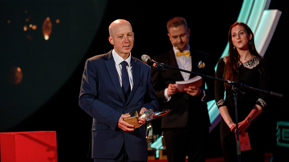 Asociētais profesors Arnolds Jezupovs saņem balvu "Gada docētājs 2019". Foto: Toms Norde.