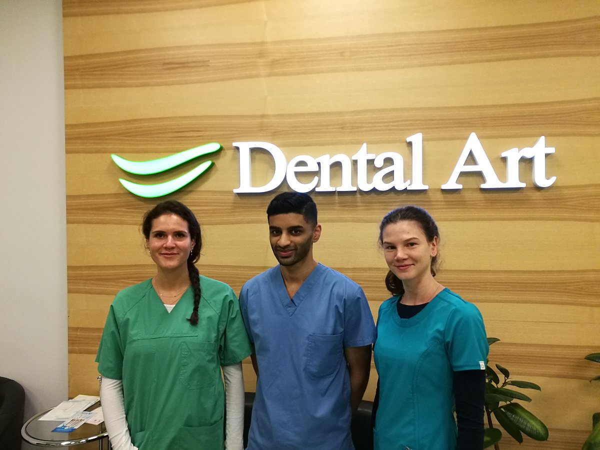 LU Medicīnas fakultātes topošie zobārsti klīnikā “Dental Art”