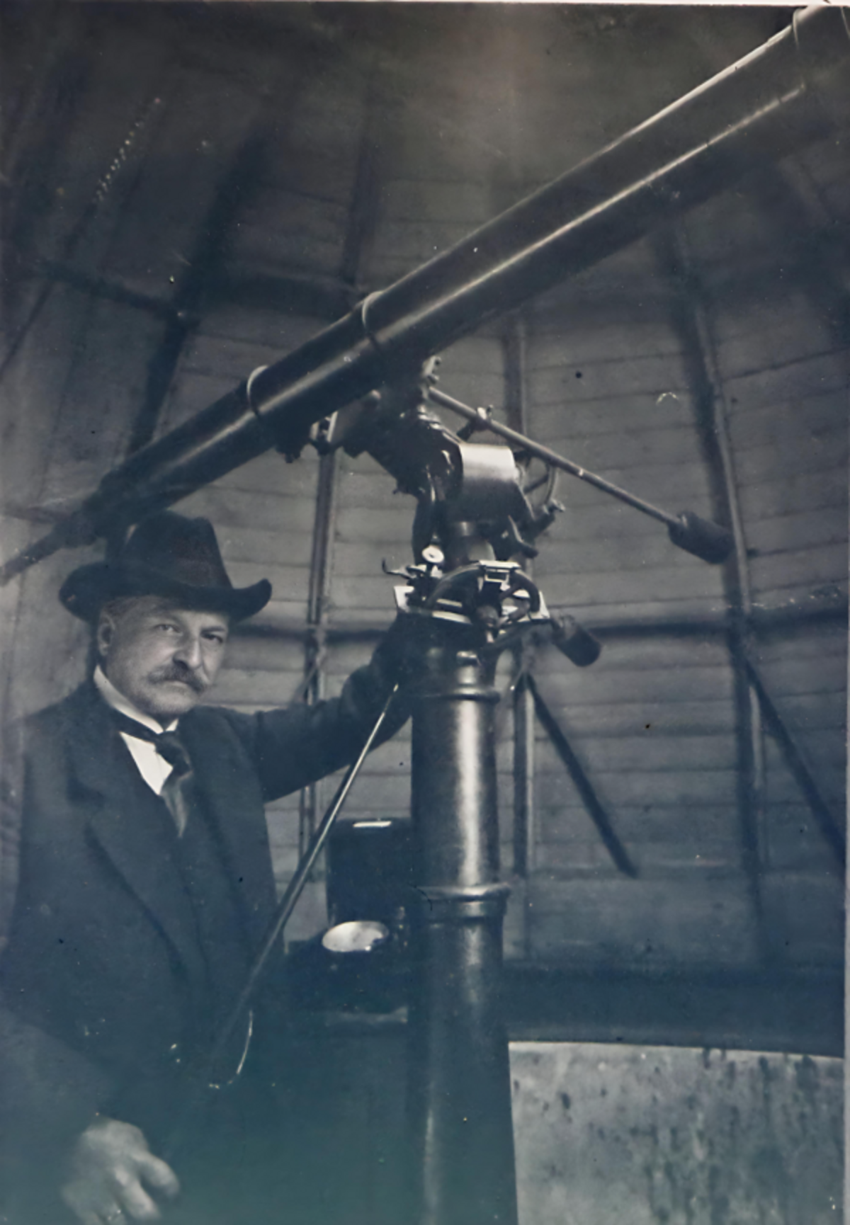 Viktors Ērenfeihts pie Mēdlera teleskopa Rīgas Politehniskā institūta Astronomiskajā tornī. Foto: LU Muzeja krājums