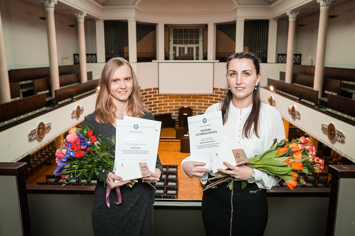 No kreisās: Inga Pudža un Līga Romāne-Kalniņa. © Foto: Toms Grīnbergs, Latvijas Universitātes Komunikācijas departaments