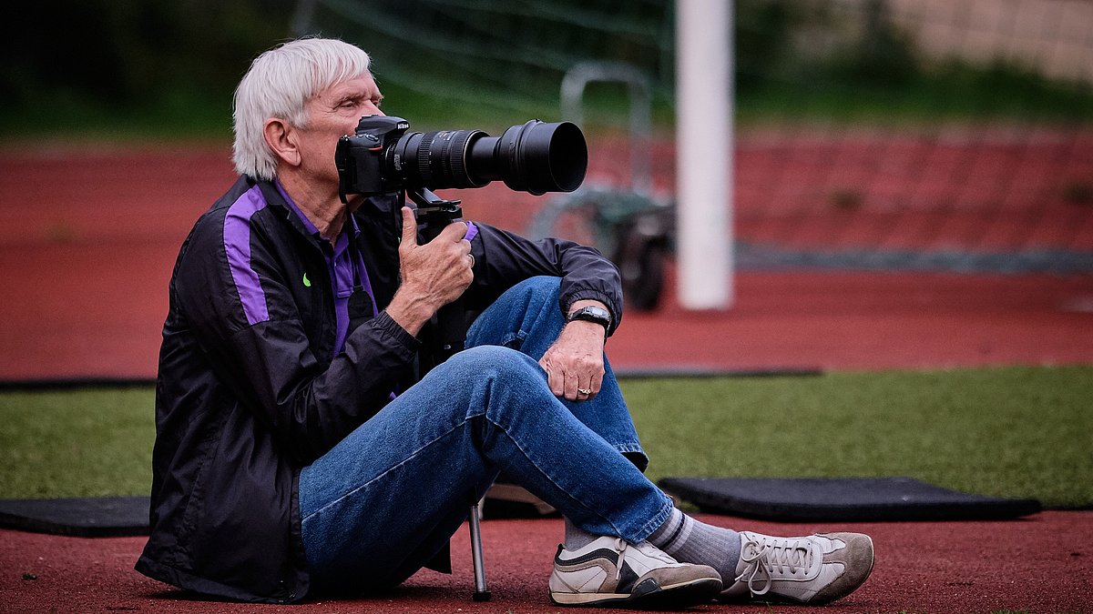 Pēteris Alunāns, engaged in his hobby. In 2019, Pēteris took pictures of 16 football games for the Football School METTA. Photo: Andris Kozlovskis.