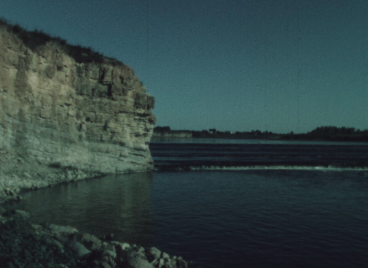 7. attēls. Lorelejas klints un Pļaviņu rumba ap 1964. gadu. Kadrs no dokumentālās filmas: no Latvijas Valsts kinofotofonodokumentu arhīva 7. attēls. Lorelejas klints un Pļaviņu rumba ap 1964. gadu. Kadrs no dokumentālās filmas: no Latvijas Valsts kinofotofonodokumentu arhīva