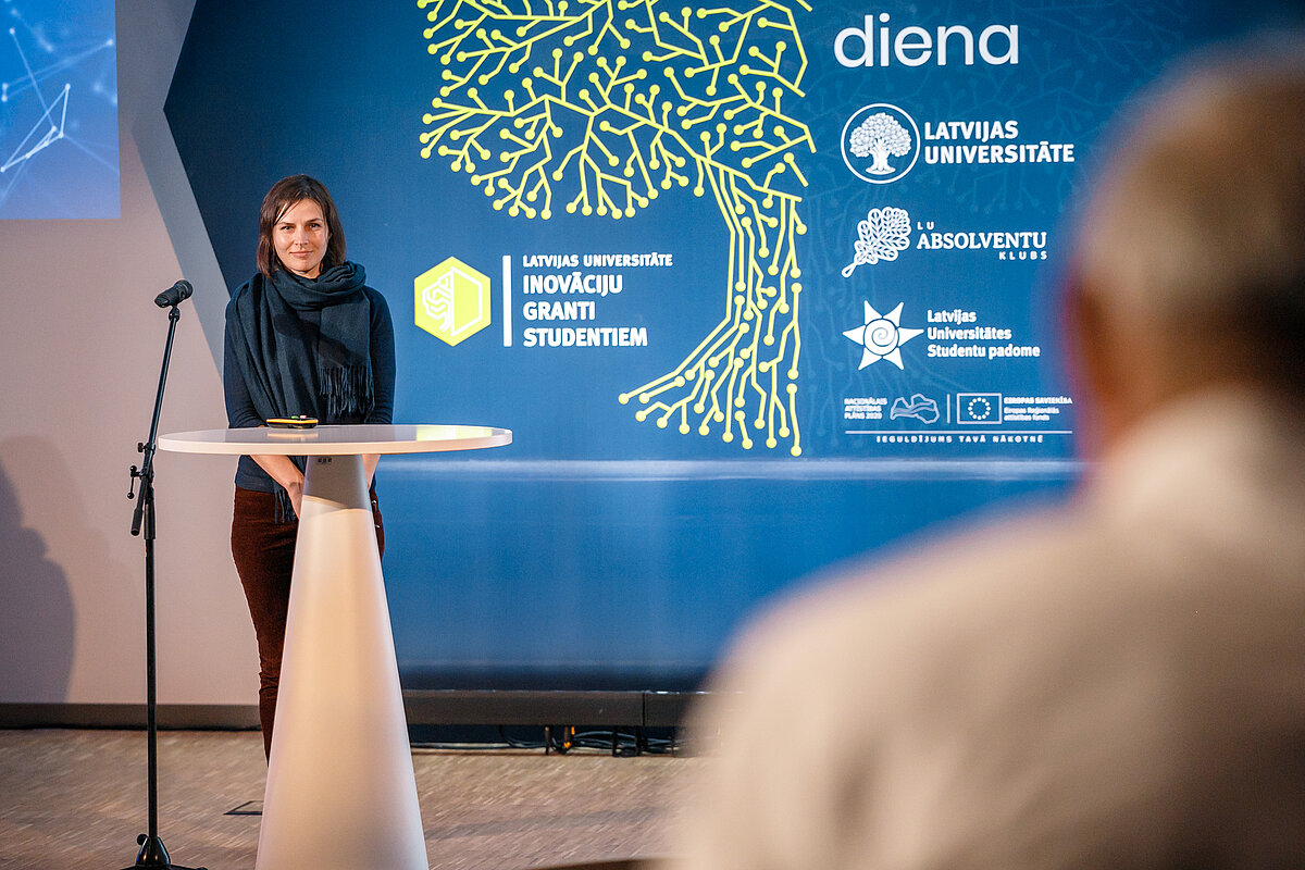 LU Datorikas fakultātes Uztveres un kognitīvo sistēmu laboratorijas pētniece doc. Līga Zariņa. © Foto: Toms Grīnbergs, Latvijas Universitātes Komunikācijas un inovāciju departaments