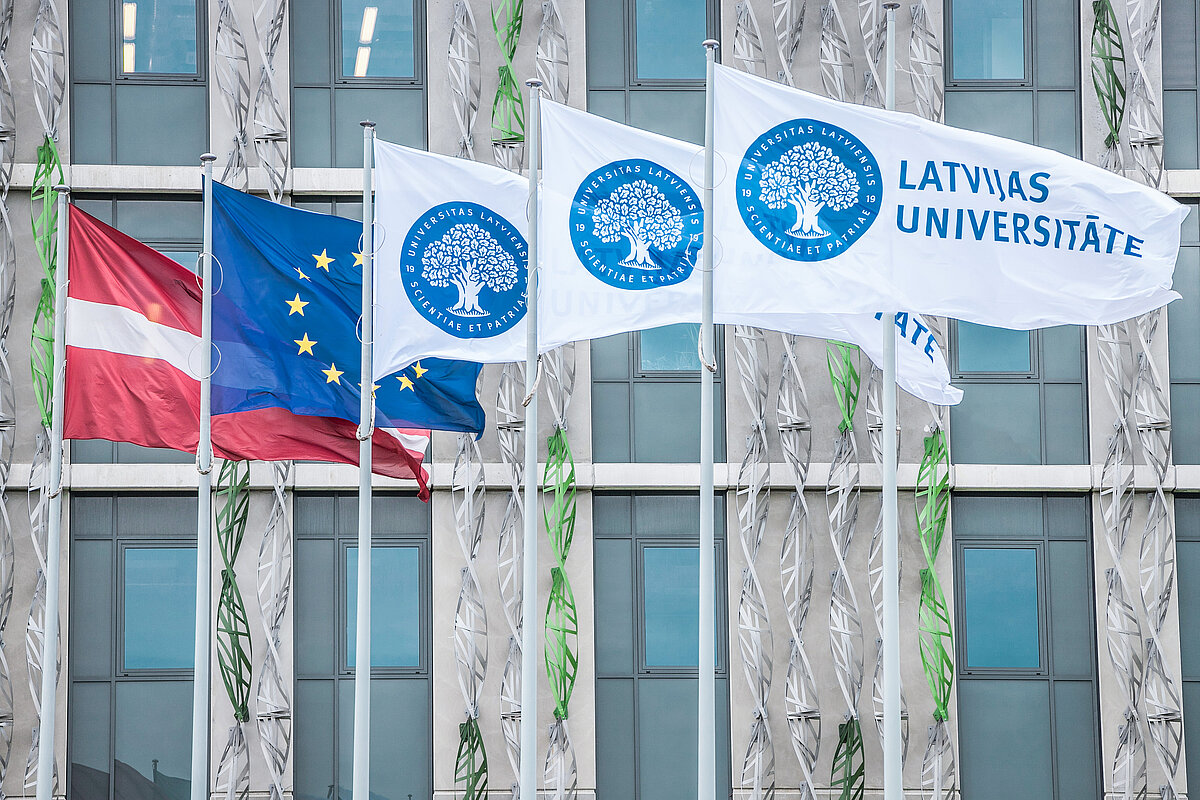 Karogi pie Latvijas Universitātes Akadēmiskā centra Dabas mājas. © Foto: Toms Grīnbergs, Latvijas Universitātes Komunikācijas departaments