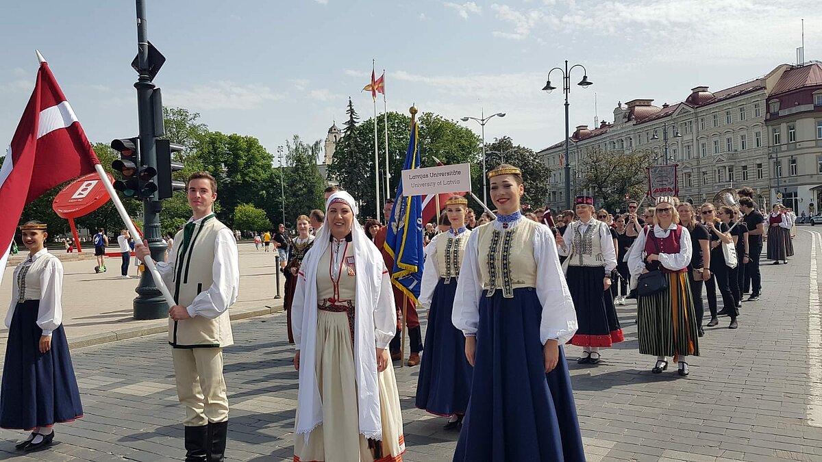 Latvijas dalībnieku delegācijas priekšā - izglītības un zinātnes ministre Anita Muižniece un LU TDA "Dancis" dejotāji