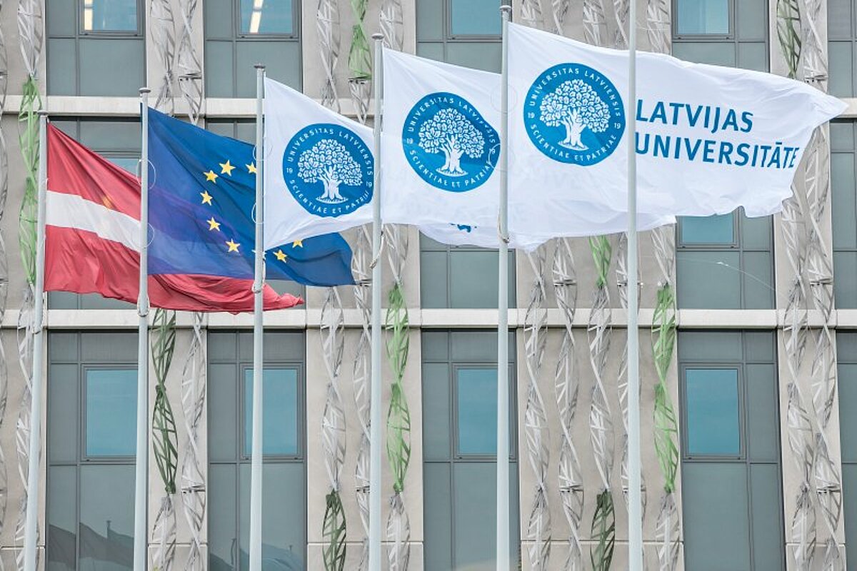 Karogi pie Latvijas Universitātes Akadēmiskā centra Dabas mājas. © Foto: Toms Grīnbergs, Latvijas Universitātes Komunikācijas un inovāciju departaments