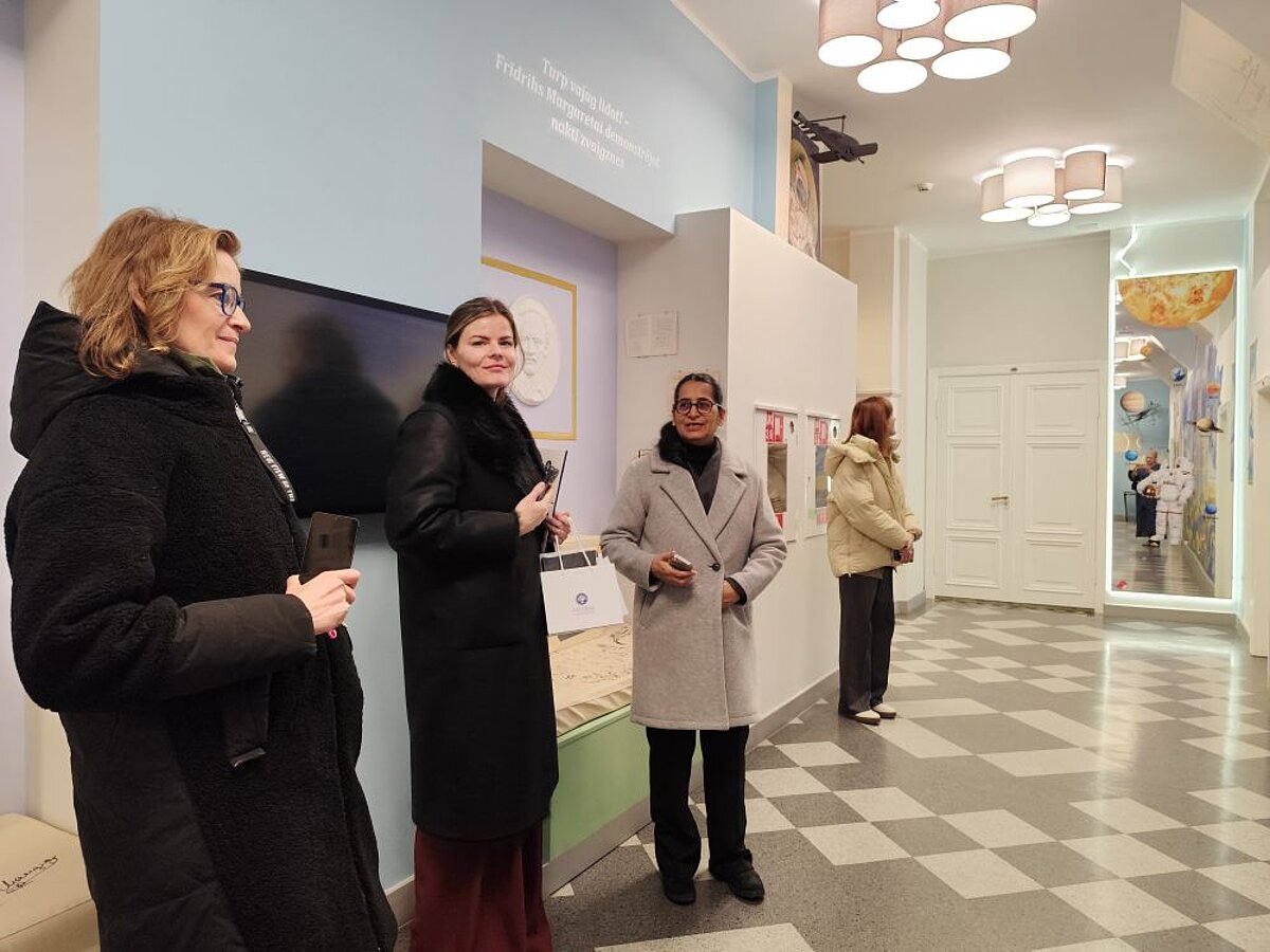 Vēstniece Nūra Džuma Frīdriha Candera ekspozīcijā (3 no labās puses). Foto: Gunta Vilka Vēstniece Nūra Džuma Frīdriha Candera ekspozīcijā (3 no labās puses). Foto: Gunta Vilka