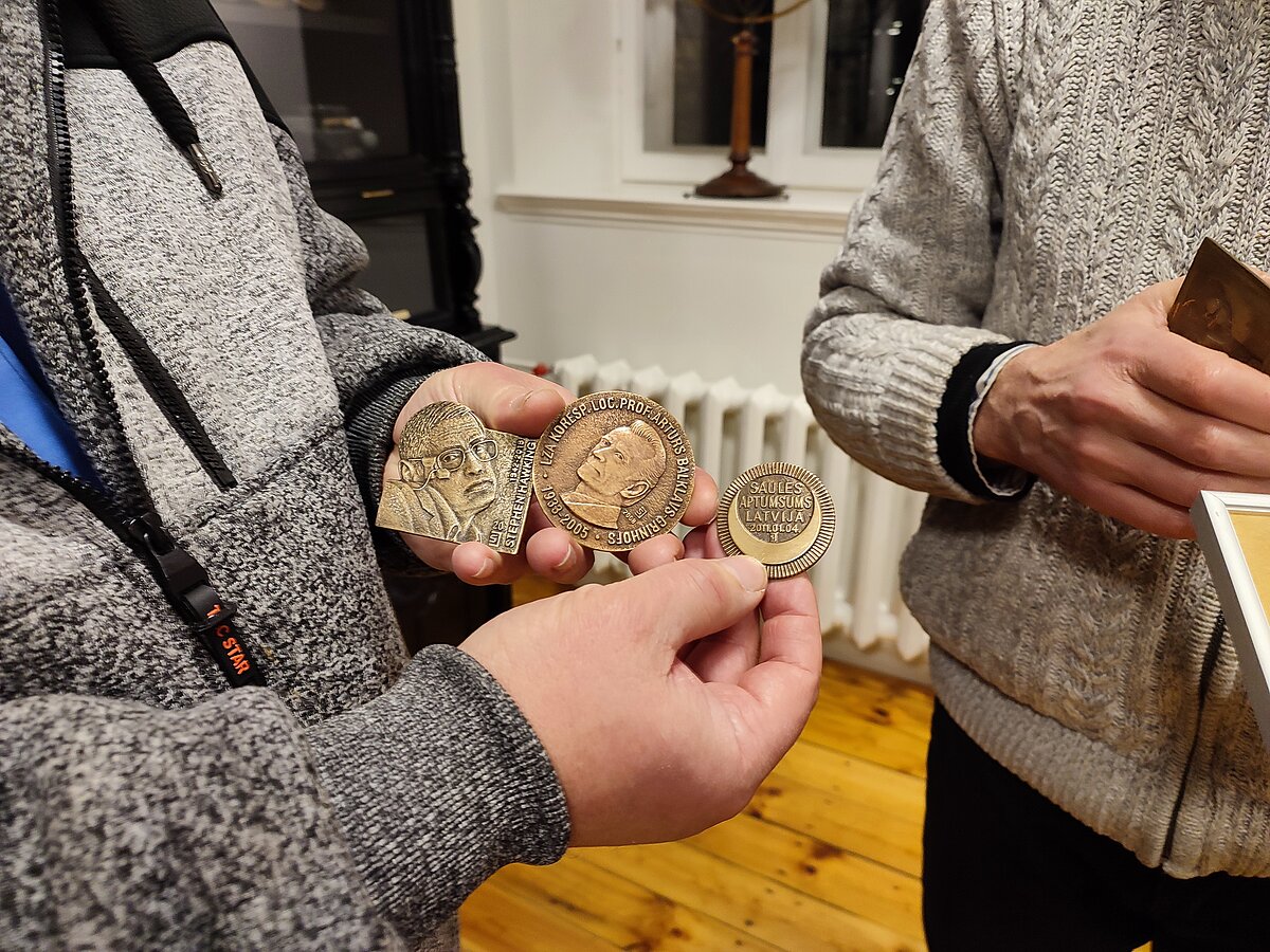 Mākslinieks Jāņa Strupuļa dāvinātās medaļas. Foto: Mārtiņš Gills