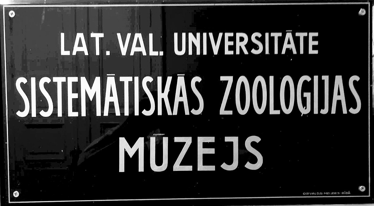 Vēsturiskā izkārtne no LU Muzeja krājuma, foto – D. Jamonte Vēsturiskā izkārtne no LU Muzeja krājuma, foto – D. Jamonte