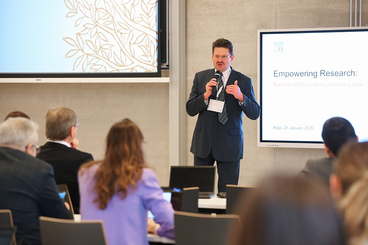 Nacionālās pētniecības informācijas pārvaldības sistēmas “Pure” atklāšanas pasākums.
Foto: Toms Grīnbergs, LU Cilvēks uzstājas auditorijas priekšā