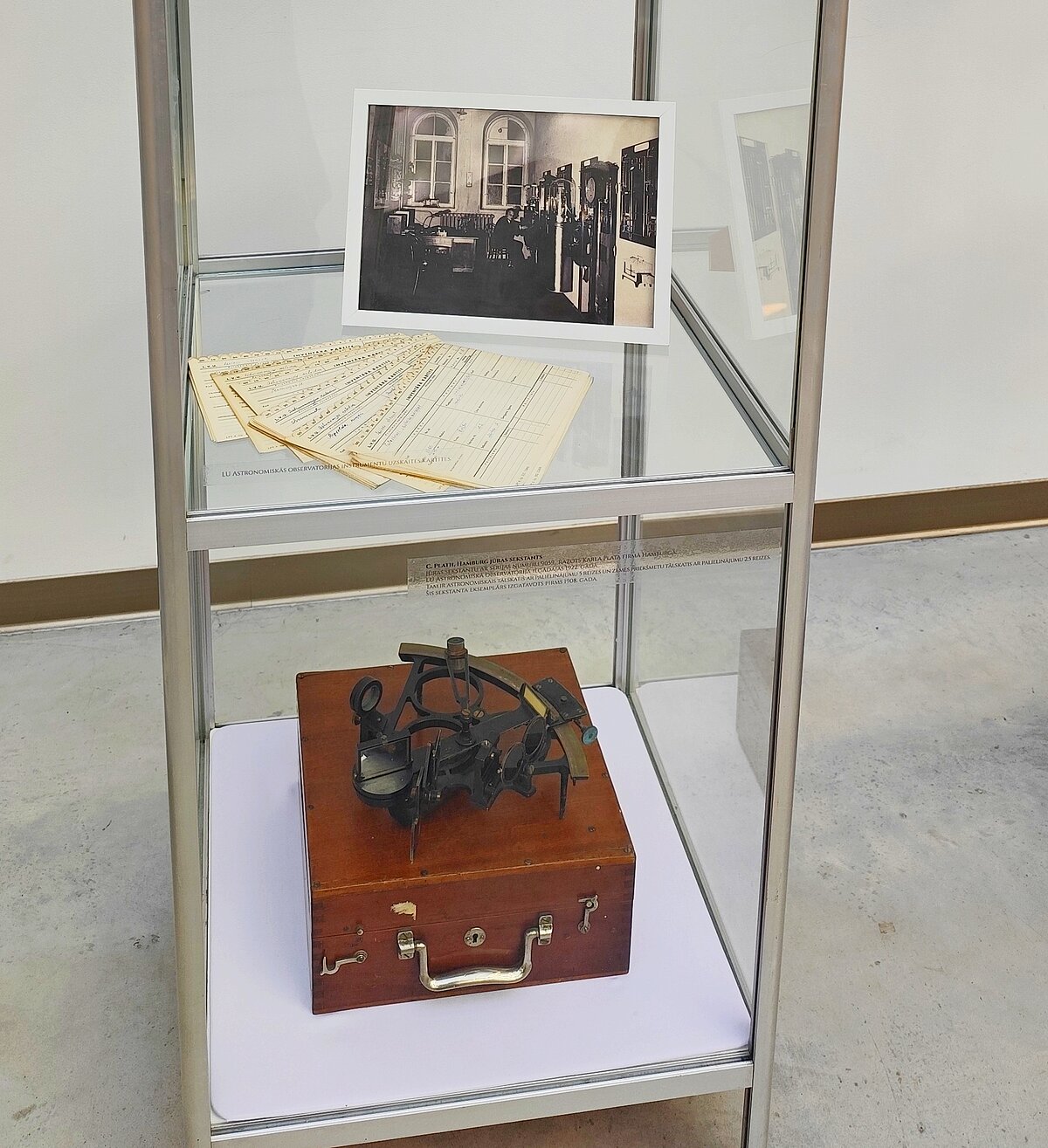 Izstāde “Pareizā laika glabātāji” Akadēmiskajā centra Zinātņu mājā. Foto: Gunta Vilka Izstāde “Pareizā laika glabātāji” Akadēmiskajā centra Zinātņu mājā. Foto: Gunta Vilka