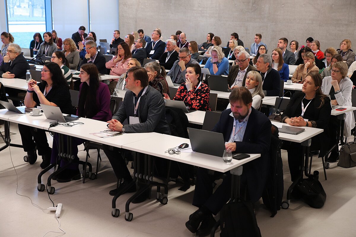 Nacionālās pētniecības informācijas pārvaldības sistēmas “Pure” atklāšanas pasākums.
Foto: Toms Grīnbergs, LU Dalībnieki auditorijā klausās prezentāciju