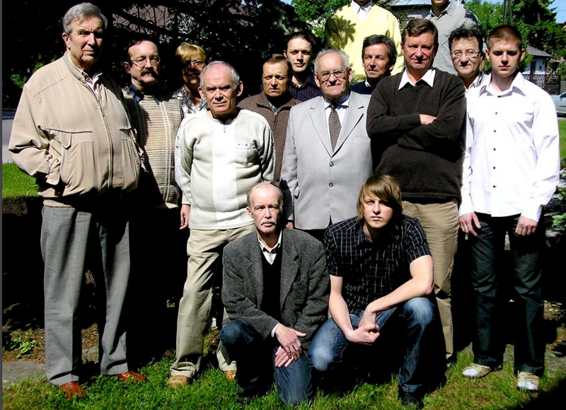 J.Artjuhs (otrajā rindā pirmais no kreisās) ar EDI kolēģiem 2010. gadā