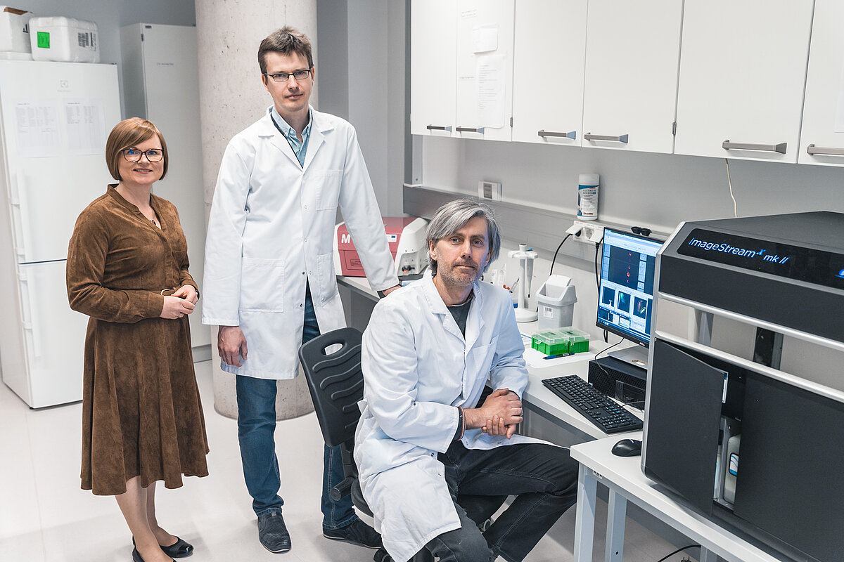 Vadošais pētnieks Vadims Parfejevs (pirmais no labās) ar kolēģiem laboratorijā. © Foto: Toms Grīnbergs, LU Komunikācijas departaments.