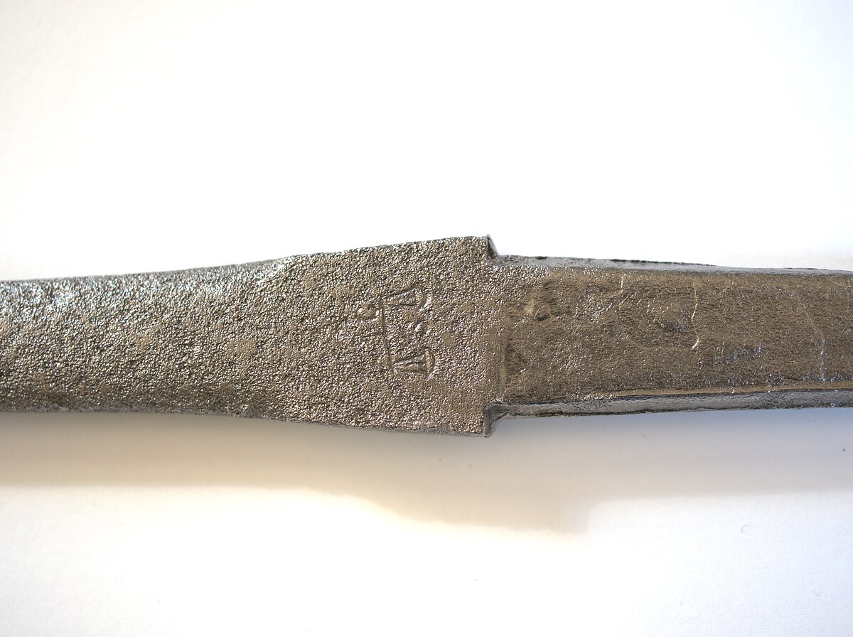 12. att. Notīrīts korozijas slānis un izgatavotāja vai meistara zīme uz rapiera asmens pleciem. Foto: Gints Ajausks