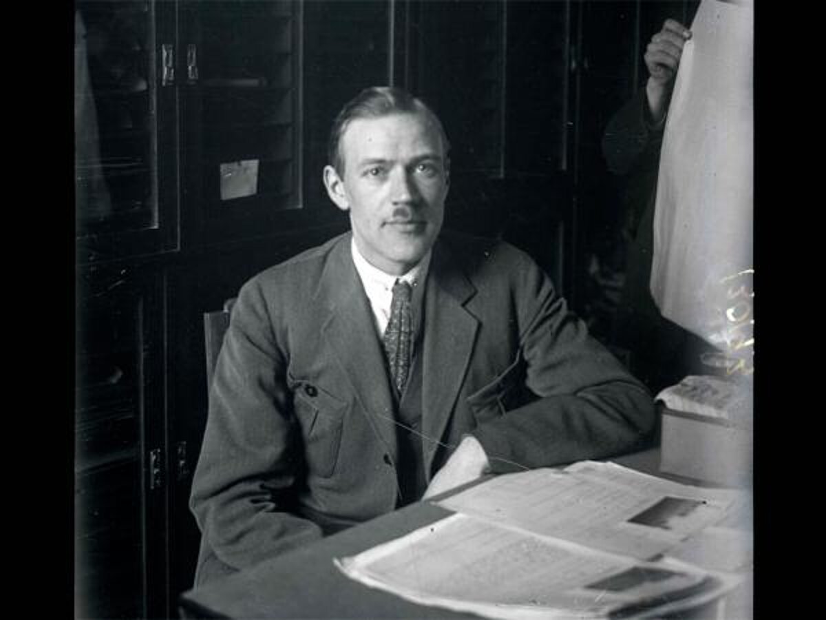 Arhitekts, Cēsu muzeja direktors (1937-1941) Ksavers Andermanis strādājot Pieminekļu valdē Rīgā, Kr. Valdemāra ielā 36a. 1928. gads. Arhitekts, Cēsu muzeja direktors (1937-1941) Ksavers Andermanis strādājot Pieminekļu valdē Rīgā, Kr. Valdemāra ielā 36a. 1928. gads. https://www.historia.lv/jaunumi/izstade-arhitektam-etnografam-cesu-muzeja-direktoram-ksaveram-andermanim-125