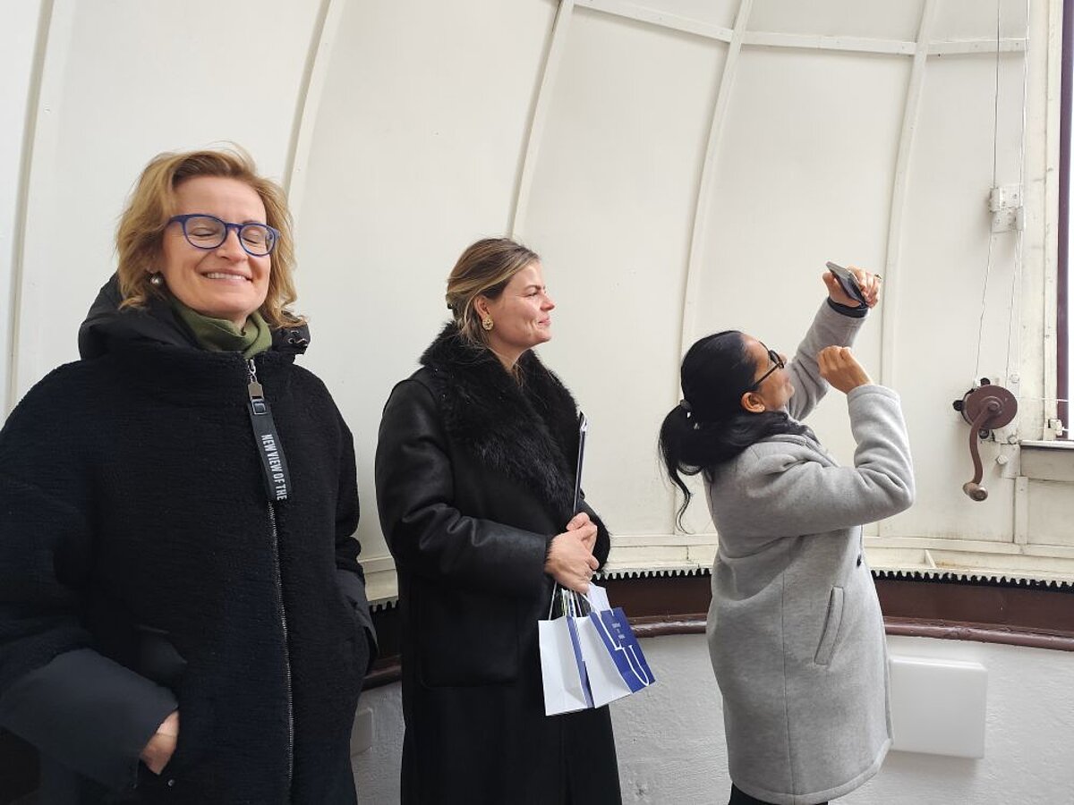 Vēstniece Nūra Džuma LU Astronomiskajā tornī (3 no labās puses). Foto: Gunta Vilka Vēstniece Nūra Džuma LU Astronomiskajā tornī (3 no labās puses). Foto: Gunta Vilka