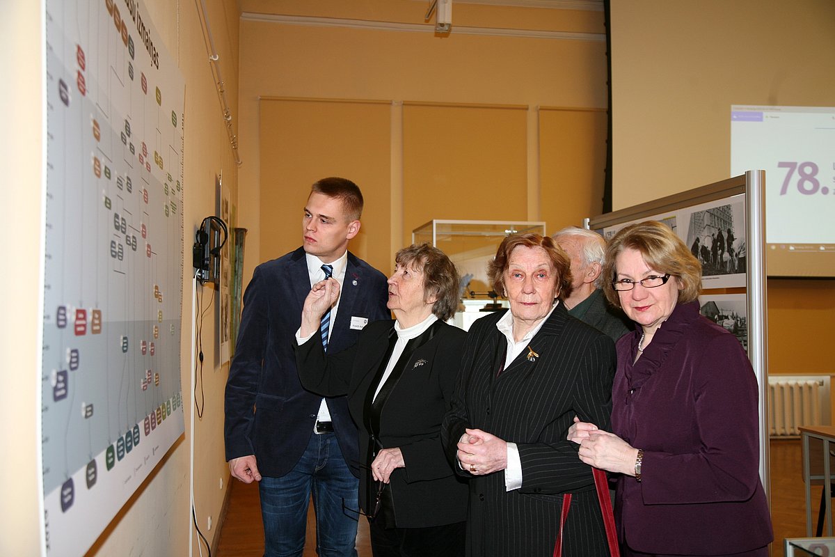 Konferences dalībnieki iepazīst izstādi "Gadsimta students" R.Rubeņa vadībā (no kreisās puses). Profesores S.Kļaviņa, A.Špona, A.Krūze. Foto S.Livdāne Konferences dalībnieki iepazīst izstādi "Gadsimta students" R.Rubeņa vadībā (no kreisās puses). Profesores S.Kļaviņa, A.Špona, A.Krūze. Foto S.Livdāne